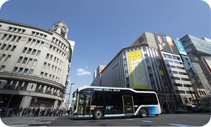 都内を走行するFCバス（©東京都交通局）（画像）