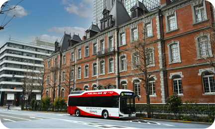 MUFGのコーポレートカラーでデザインされた燃料電池バス（©東京都交通局）（画像）