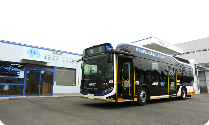 TKK水素ステーションと燃料電池バス（画像）