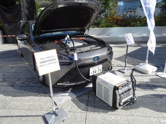 可搬型外部給電器を搭載した車両