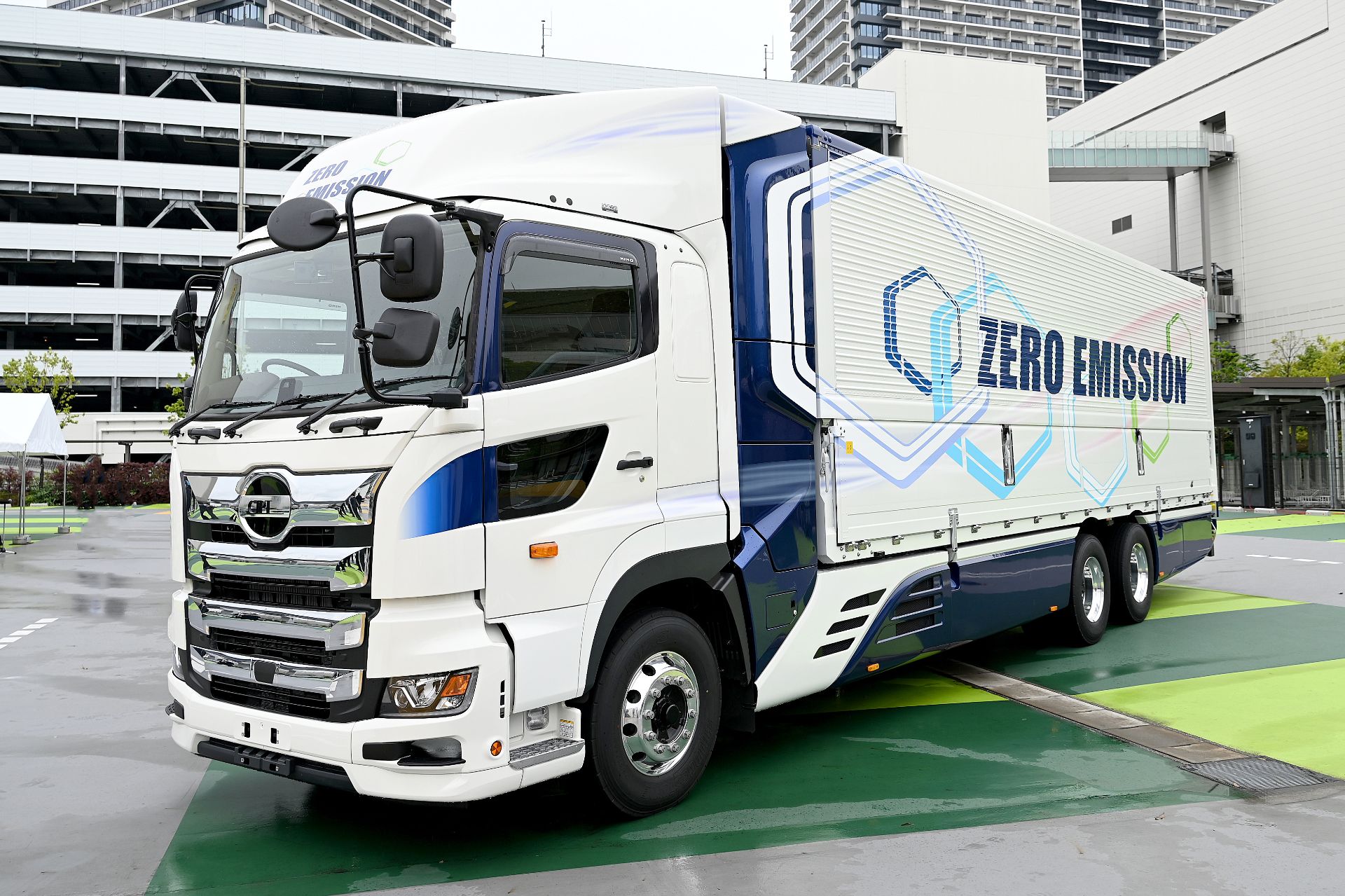 Large fuel cell truck